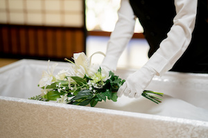 Man pa begravningsbyrå hjälper till med begravningsceremoni